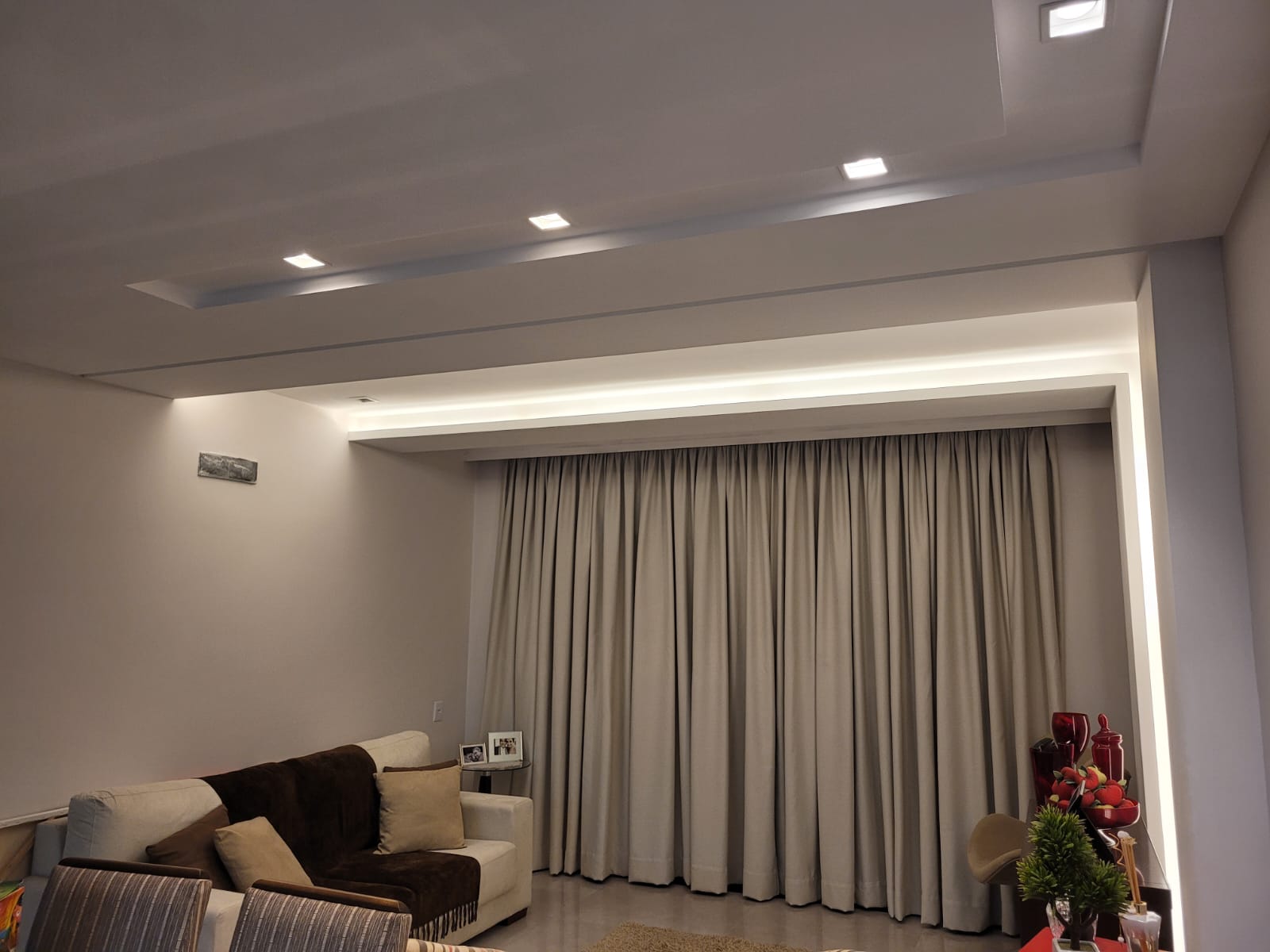 Sala com decoração em gesso executada pela Barra Frame